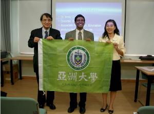 Dr. SHEU Gene (left) presented souvenir to Professor Andy CURTIS (middle) and Ms. Wing WONG (right).